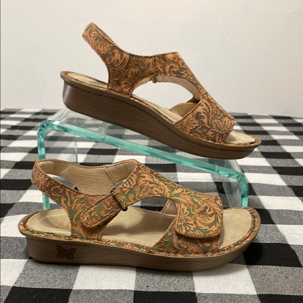 Alegria Viki Country Road Sandals Size 36/US 6-6.5 Embossed Floral Brown Tan